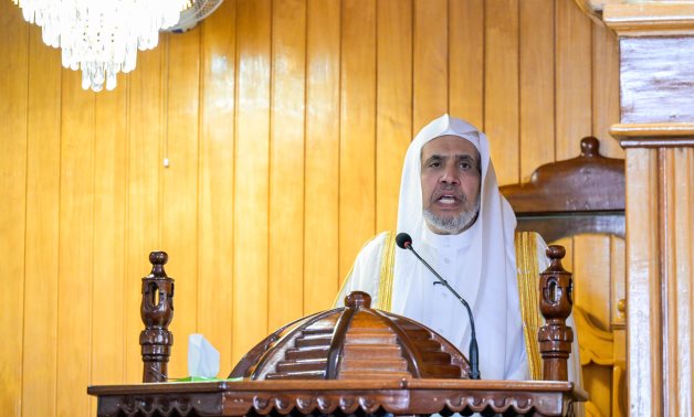 الدكتور العيسى يخطب ويؤمّ المصلين في الجامع الكبير في رواندا