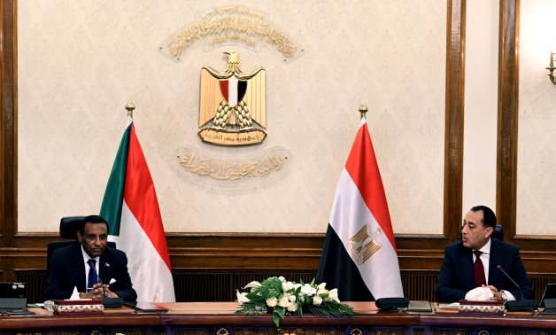 جلسة مباحثات ثنائية بين مصطفى مدبولى ورئيس مجلس الوزراء الانتقالى السودانى