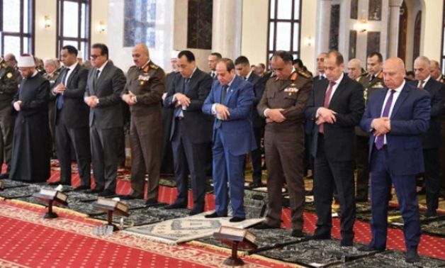 الرئيس السيسى يؤدى صلاة الجمعة بمسجد المشير طنطاوى تزامنًا مع احتفالات العاشر من رمضان.. الرئيس السيسى يهنئ القوات المسلحة ويشيد بدورها فى حماية الأمن القومى.. ويوجه التحية لأرواح الشهداء الأبرار