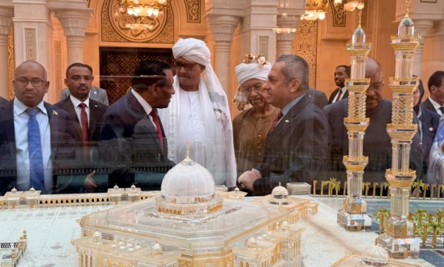 رئيس وزراء السودان يتفقد العاصمة الجديدة 