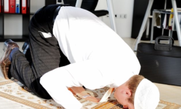 "حق وعقيدة".. هل يملك صاحب العمل منع الموظف من الصلاة؟.. خبير قانونى يحسم الجدل: الدستور يُحصن الشعائر.. وقانون العمل جعل "فترات الراحة" كلمة السر لمنع تعطيل الإنتاج