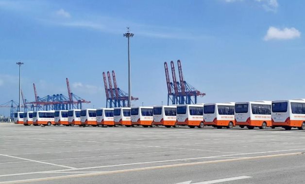 شحن 100 حافلة مُصنّعة محليًا على متن السفينة SUNSHINE ACE بميناء شرق بورسعيد