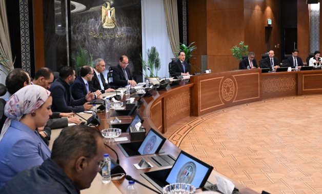 رئيس الوزراء: توجيه من الرئيس برفع سعر توريد إردب القمح ليصل إلى 2500 جنيه ليكون سعرًا مجزيًا بحق للفلاح مقارنة بالأسعار العالمية.. وقرار بزيادة المخزون إلى تسعة أشهر تأمينًا للسلع الاستراتيجية