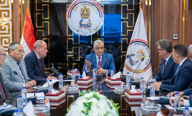 وزير الانتاج الحربي يبحث مع “يونغ-هانز” و "تاليس مصر” التعاون في الصناعات الدفاعية 