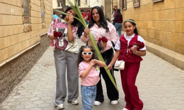 ليلة الهتاف بـ«أوصنا».. أحد الشعانين يزين قلب القاهرة التاريخية بسعف وتيجان.. كنائس حارة زويلة تحتفى بذكرى دخول المسيح أورشليم.. فرحة المسيحيين كبارا وصغارا تملأ الأرجاء.. والكنيسة تستعد لأسبوع الآلام بالسواد