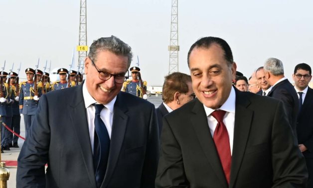 رئيس الوزراء يستقبل نظيره المغربي في مطار القاهرة الدولي