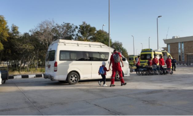 مصر تمد غزة بـ3290 طنا من المساعدات الإنسانية وتستقبل الدفعة 30 من المصابين