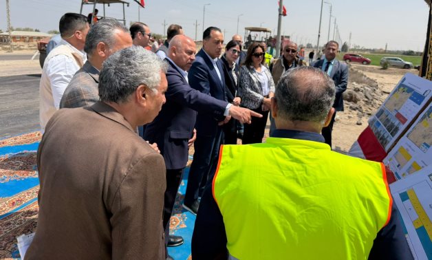 رئيس الوزراء يتفقد أعمال تطوير ورفع كفاءة أحد الطرق خلال زيارته لمحافظة شمال سيناء  