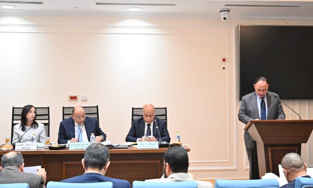 محلية النواب تناقش إنشاء شاطئ إدكو ومشكلات تعطل الرفع المساحي وأزمات الطرق الداخلية 