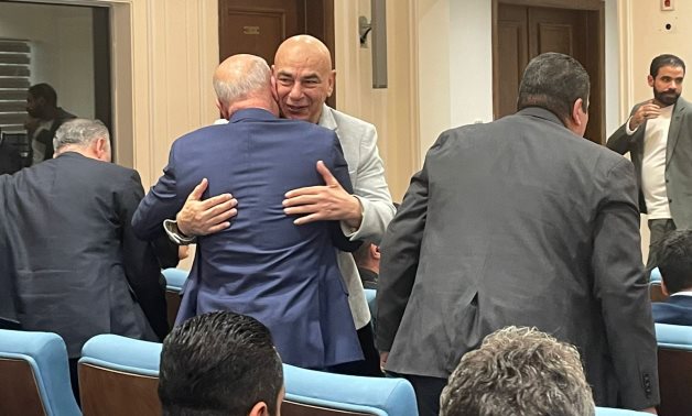 بالاحضان.. نواب البرلمان يستقبلون التوأم حسام وإبراهيم حسن فى اجتماع لجنة الشباب