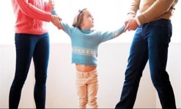 سن الحضانة بين المذاهب الفقهية وقانون الأسرة.. 7 سنوات للذكور والإناث حتى تحيض عند الأحناف.. والبلوغ للذكور عند المالكية والإناث حتى تتزوج.. و7 سنوات للذكور والإناث عند الشافعية و"الحنابلة" مع اختلاف التخيير