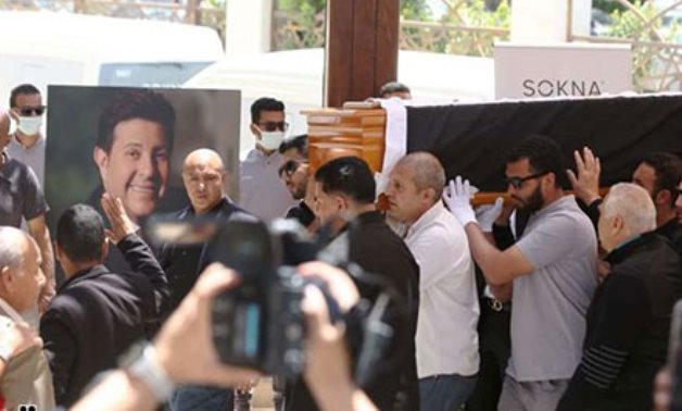 وداعاً  أمير الغناء العربى هانى شاكر.. ميرفت أمين وإلهام شاهين ولبلبة ونادية مصطفى يبكون فى وداعه.. نادية الجندى تساند زوجة الراحل نهلة توفيق.. ونجوم الفن والمجتمع يشيعون الجنازة بالدموع