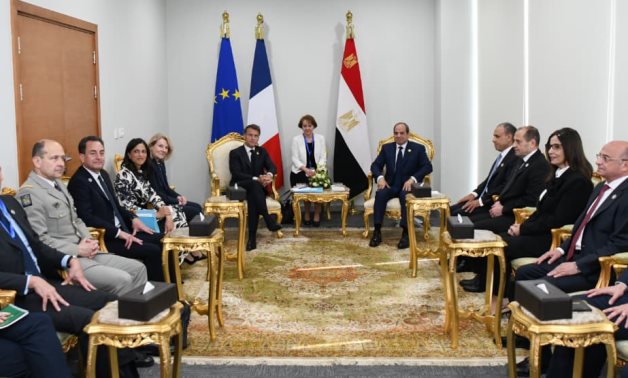 السيسى وماكرون يعقدان جلسة مباحثات موسعة فى برج العرب.. التأكيد على الشراكة الاقتصادية بين البلدين..الرئيس يستعرض الجهود الرامية لاحتواء التوترات الراهنة..ويجدّد موقف مصر الداعم لأمن واستقرار الدول العربية