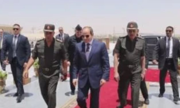 الرئيس السيسى يؤدى صلاة الظهر خلال جولته بالقيادة الاستراتيجية مع قادة القوات المسلحة