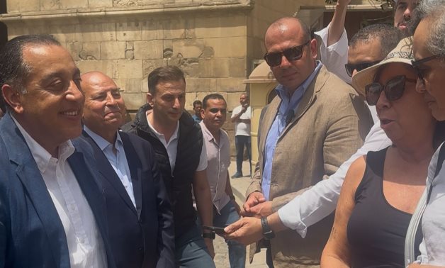 مرحبا بكم فى مصر.. حوار ودي بين رئيس الوزراء وعدد من السائحين بشارع المعز 