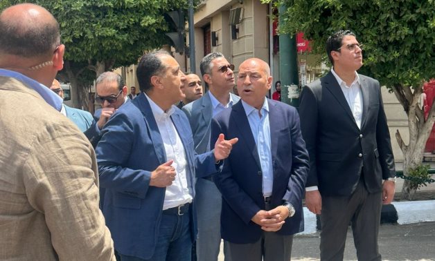 مشي العربيات دى والدنيا تمشي عادى.. لحظة انفعال رئيس الوزراء بعد توقف إشارة مرور بسبب جولته 