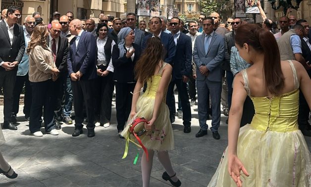 رئيس الوزراء يتفقد شارع الفن خلال جولته التفقدية بوسط البلد