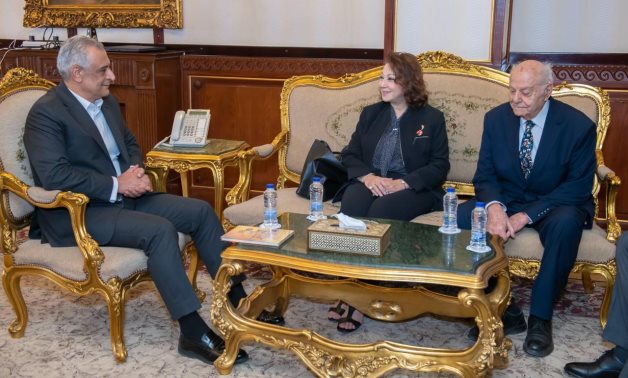 وزير الإنتاج الحربي يبحث مع خبير دولى أوجه تعظيم الاستفادة من الطاقة الشمسية الحرارية
