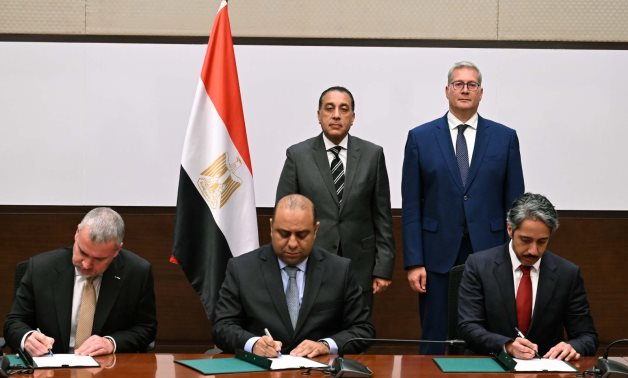 توقيع مذكرة تفاهم بين البترول وشركة إكسون موبيل العالمية وشريكتها شركة قطر للطاقة