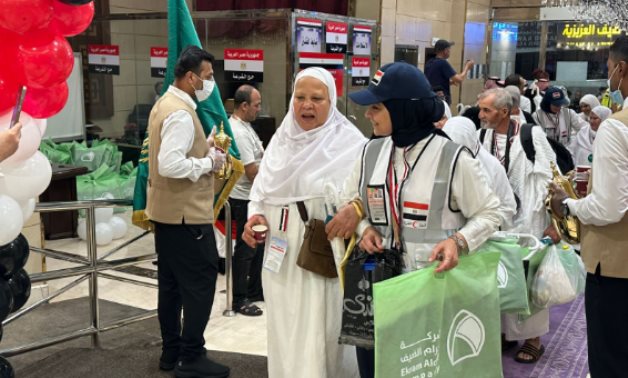 الحجاج يتأهبون لمشعر عرفات.. رئيس بعثة الحج المصرية: تفويج جميع حجاج القرعة لمكة استعدادا للمناسك.. أكبر خطة تصعيد لراحة ضيوف الرحمن.. ولا دخول للمشاعر المقدسة بدون نسك.. وندعو الجميع بعدم التدافع
