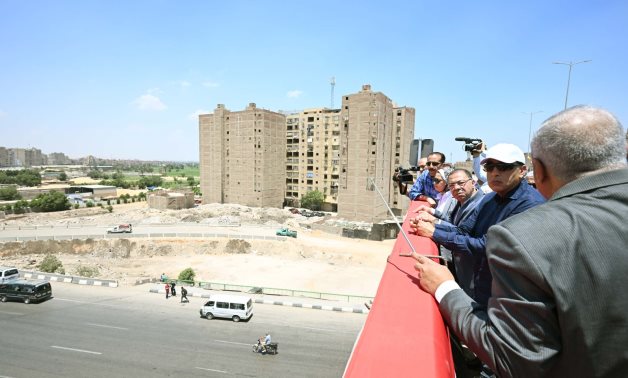رئيس الوزراء يتفقد محور عمرو بن العاص ويوجه الشكر لجميع العاملين في هذا المشروع الحيوي