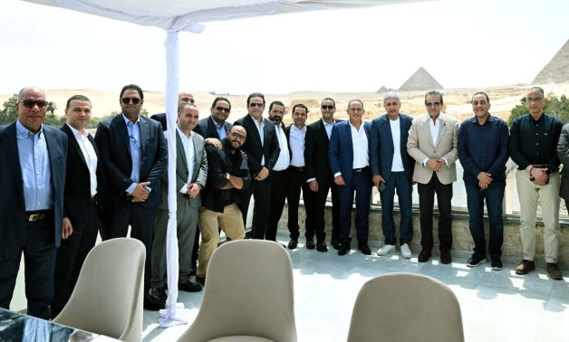 رئيس الوزراء يلتقى أهالي نزلة السمان لمناقشة مخططات تطوير المنطقة:الحكومة قررت تطوير منطقة نزلة السمان بمشاركة أهالي المنطقة لتكون "منطقة حضارية"..مع الحفاظ على تواجد أهاليها بها باعتبارهم المستفيدون الأصليون