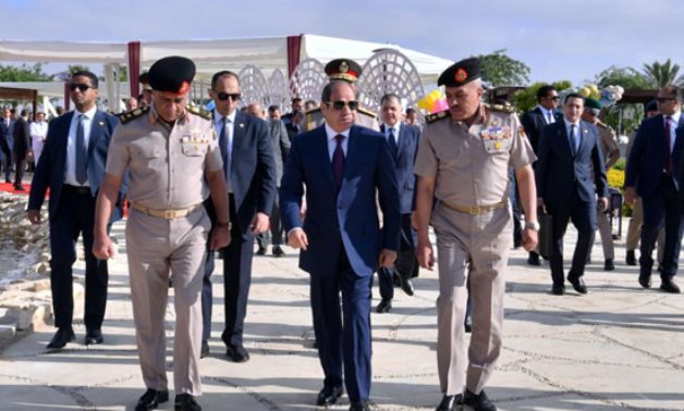 الرئيس السيسي يؤدي صلاة عيد الأضحى بمسجد الرحمن الرحيم.. وزير الأوقاف: الحج مدرسة كبرى لتربية الإنسان على الأدب مع الكون كله.. ويكسر الأنانية ويؤسس للتعارف الإنساني.. إحياء مقاصد العبادات سبيل عمارة الأوطان
