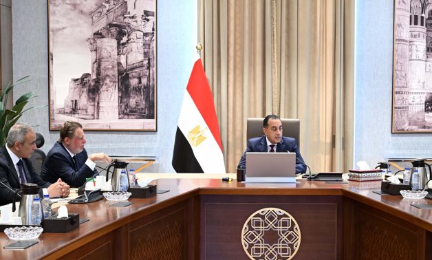 رئيس الوزراء يجتمع مع محافظ البنك المركزي ووزير المالية لاستعراض عددٍ من الملفات