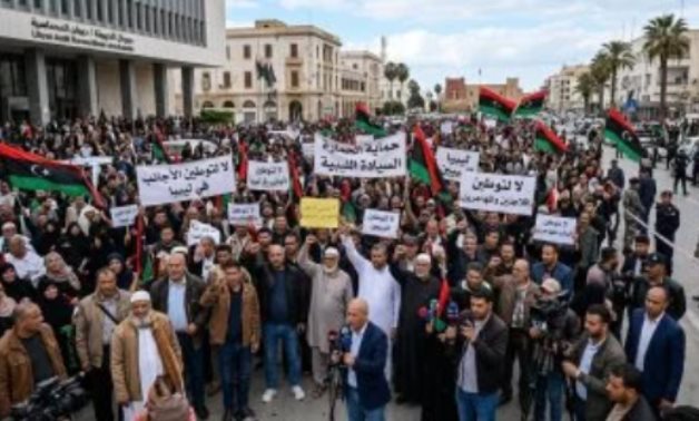 توطين الأجانب يفجر أزمة في ليبيا.. احتجاجات ومهلة لإغلاق مفوضية اللاجئين