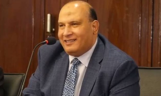محامٍ يحتج على خلو قاعة محكمة القضاء الإداري من منصة للدفاع  - برلمانى
