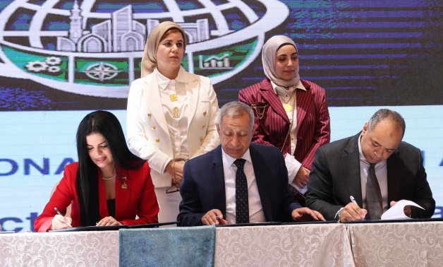 زينب بشير تشارك في توقيع بروتوكول تعاون بين مؤسسة "بنحبك يا مصر” ورئيس الأكاديمية العربية بالعلمين 