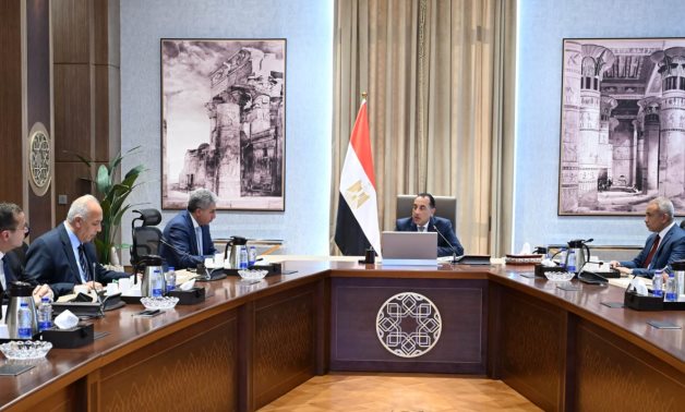  رئيس الوزراء يبحث مع ممثلي قطاعي السياحة والطيران سبل دفع الحركة السياحية