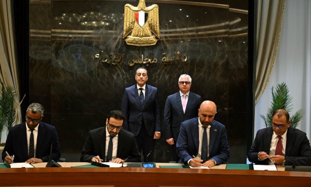 رئيس الوزراء يشهد توقيع 3 عقود لتقديم خدمات التخزين والتداول داخل المنطقة الاقتصادية لقناة السويس