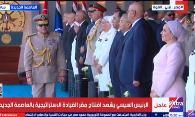 وزير الدفاع يقدم للرئيس السيسى هدية خلال افتتاح مقر القيادة الاستراتيجية