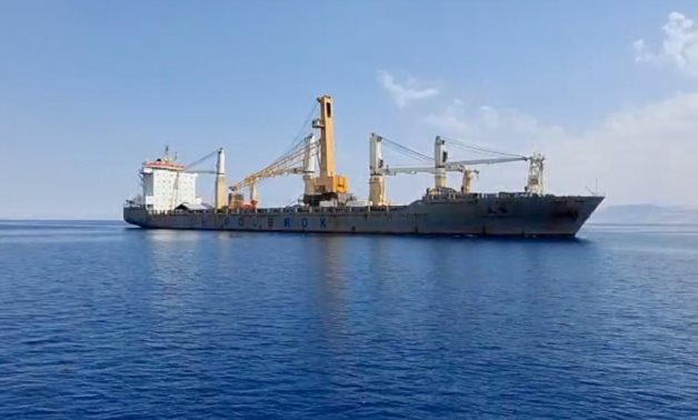 ميناء السخنة يستقبل السفينة CHIPOLBROK SUN وعلى متنها ونش عملاق لدعم تشغيل محطة البضائع