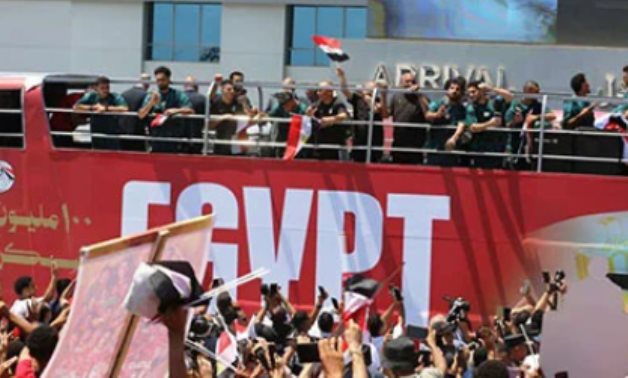 استقبال أسطورى لمنتخب مصر بعد المشاركة التاريخية فى كأس العالم 2026.. مطار العلمين يتحول إلى ساحة احتفال بعودة الفراعنة.. الجماهير تصطف لتحية اللاعبين وترفع لافتات «شرفتونا».. ووزير الرياضة يستقبل البعثة
