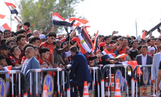 آلاف الجماهير ونجوم الفن والسياسة ينتظرون طائرة المنتخب بمطار العلمين الجديدة.. صور