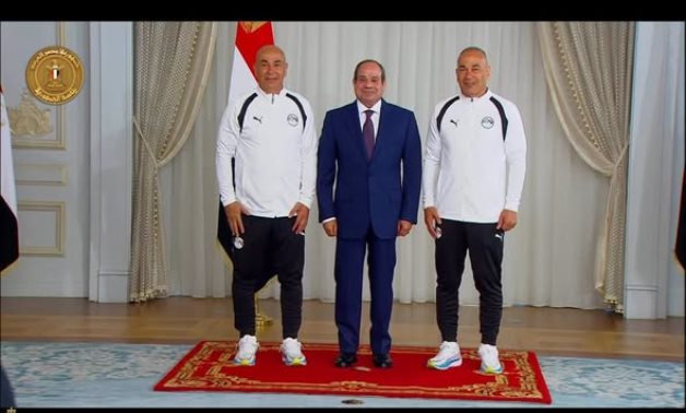 الرئيس السيسى يمنح لاعبي المنتخب الوطني و الجهازين الفنى والإدارى كأس الفخر والاعتزاز  وأوسمة تقديراً للأداء البطولي خلال المونديال.. ويؤكد على ضرورة وجود “كشافين متجردين” للمواهب واستعداد الدولة لدعم الكفاءات