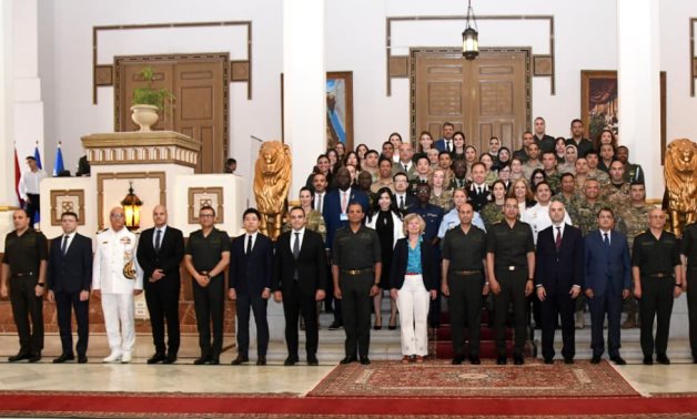 القوات المسلحة تحتفل بتخريج الدورة التدريبية الدولية الثانية "حماية المدنيين بمهام الأمم المتحدة والقانون الدولى للهجرة"