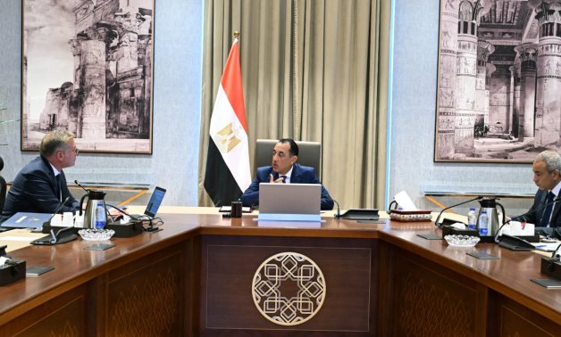 رئيس الوزراء يتابع مع وزير البترول عدداً من ملفات العمل  
