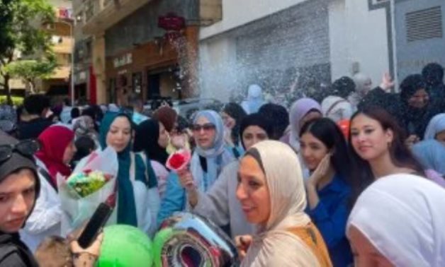 انتهاء ماراثون امتحانات الثانوية العامة.. فرحة بين الطلاب لسهولة الاحياء والاحصاء.. وزارة التعليم تضبط المتورطين فى تصوير الأسئلة ونشرها على جروبات الغش.. والوزير يتابع من غرفة العلميات