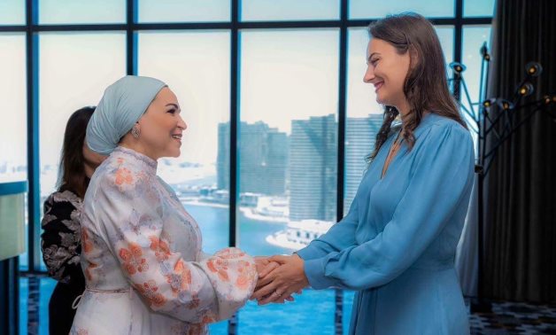 السيدة انتصار السيسى تصطحب قرينة رئيس الجبل الأسود فى جولة بمعرض ديارنا بالعلمين.. صور