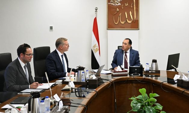 رئيس الوزراء يتابع مع وزير البترول عددا من ملفات العمل