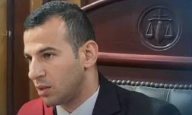 "وشاح ومنصة".. قائمة اتهامات "مصطفى بيه كمال".. 3 جرائم أبرزها انتحال صفة قاضٍ والنصب والاستيلاء على أموال المواطنين.. وتشديد العقوبة حال استهدفت الجريمة الإضرار بالسلطات العامة.. وخبير يجيب عن الأسئلة الشائكة