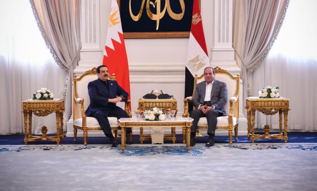 الرئيس السيسى يستقبل ملك البحرين بمطار العلمين الدولى.. صور