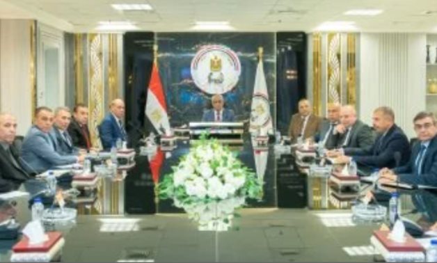 وزير الدولة للإنتاج الحربى يتابع الموقف التنفيذى لمشروعات "حياة كريمة"