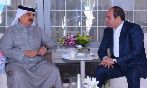 الرئيس السيسى يودّع ملك البحرين بمطار العلمين فى ختام زيارته لمصر