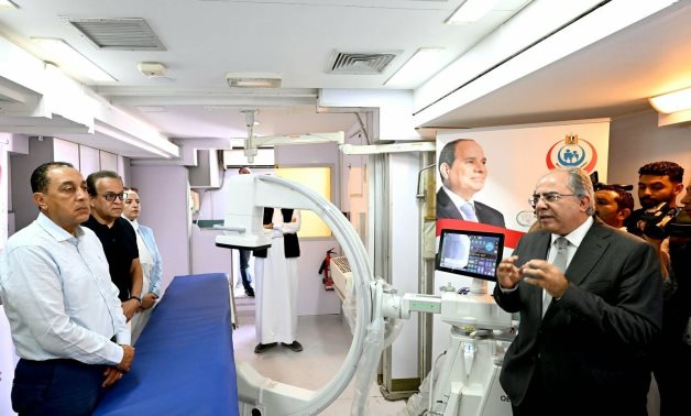 رئيس الوزراء يتفقد الوحدة المتنقلة للتدخلات القلبية والعصبية وعلاج السكتات الدماغية بمستشفى رأس الحكمة 
