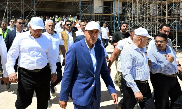 رئيس الوزراء يتفقد محطة القطار الكهربائي السريع   