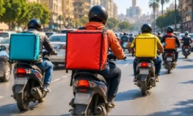8 ملايين عامل دليفرى يسابقون الزمن فى شوارع المحروسة..عمال توصيل الطلبات تحت رحمة «التطبيق».. تدنى الأجور وإيصالات الأمانة والشكاوى الكيدية والخصومات بلا تحقيق غياب الحماية القانونية أبرز التحديات